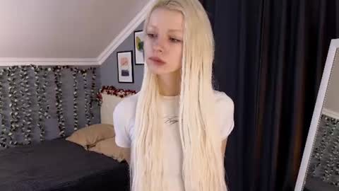 Snapshot of vienna_gones chatting on 06-28-26, 12:11 Eva online show from 06-28-26, 12:11