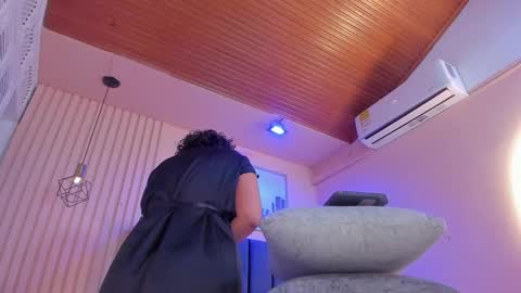 Snapshot of viiolett_lee chatting on 12-23-24, 10:44 Viiolett online show from 12-23-24, 10:44