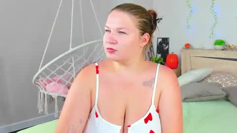 Snapshot of viirginia_robinson chatting on 06-19-26, 08:40 Jinny online show from 06-19-26, 08:40