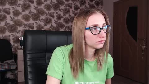 Snapshot of vikaericka chatting on 12-17-24, 08:43 Vika online show from 12-17-24, 08:43