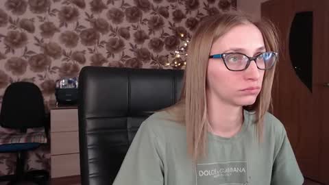 Snapshot of vikaericka chatting on 01-09-25, 12:35 Vika online show from 01-09-25, 12:35