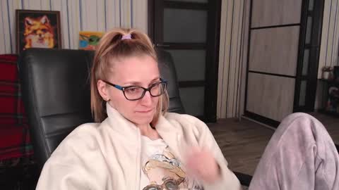 Snapshot of vikaericka chatting on 11-14-25, 02:21 Vika online show from 11-14-25, 02:21