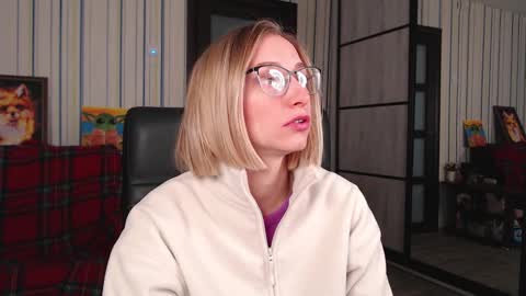 Snapshot of vikaericka chatting on 11-17-25, 07:25 Vika online show from 11-17-25, 07:25