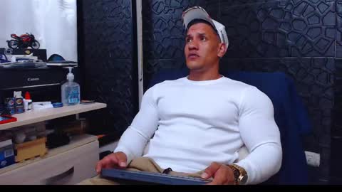 Snapshot of viktorherrera chatting on 01-21-25, 03:04 Viktor Herrera online show from 01-21-25, 03:04