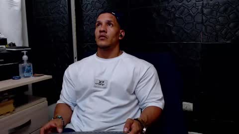 Snapshot of viktorherrera chatting on 02-18-25, 01:43 Viktor Herrera online show from 02-18-25, 01:43