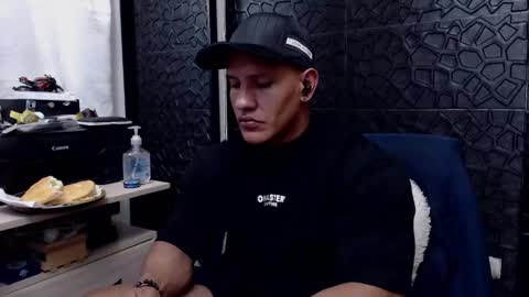 Snapshot of viktorherrera chatting on 02-20-25, 01:36 Viktor Herrera online show from 02-20-25, 01:36