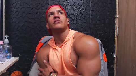 Snapshot of viktorherrera chatting on 10-18-25, 04:52 Viktor Herrera online show from 10-18-25, 04:52