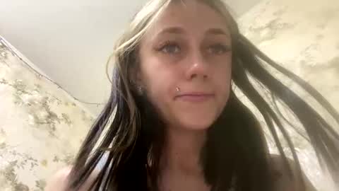 Snapshot of viktoria9898 chatting on 05-19-26, 02:07 Sweett online show from 05-19-26, 02:07