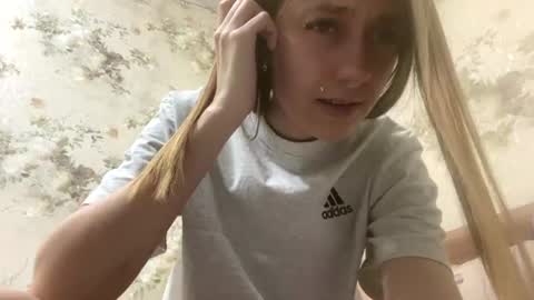 Snapshot of viktoria9898 chatting on 06-23-26, 01:25 Sweett online show from 06-23-26, 01:25