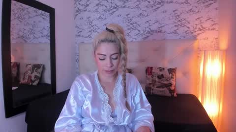 Snapshot of viktoria_davis_ chatting on 01-14-25, 08:37 Viktoria online show from 01-14-25, 08:37