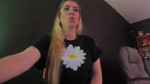 Snapshot of viktoria_davis_ chatting on 03-10-25, 10:34 Viktoria online show from 03-10-25, 10:34