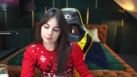 Snapshot of viktoria_storm chatting on 12-25-24, 11:20 Alisa online show from 12-25-24, 11:20