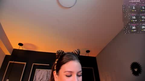 Snapshot of vikypetiteee chatting on 10-15-25, 09:48 Victoria online show from 10-15-25, 09:48