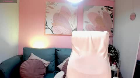 Snapshot of vikypetiteee chatting on 11-13-25, 05:45 Victoria online show from 11-13-25, 05:45