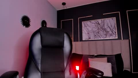 Snapshot of vikypetiteee chatting on 12-13-25, 11:21 Victoria online show from 12-13-25, 11:21