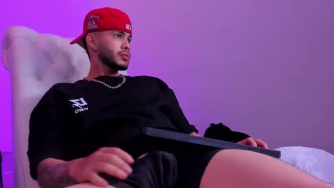 Snapshot of vincentblack_ chatting on 12-16-25, 04:17 Vincent online show from 12-16-25, 04:17