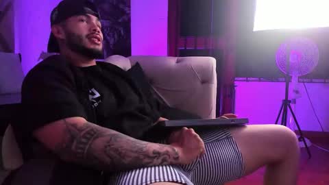 Snapshot of vincentblack_ chatting on 01-12-26, 05:01 Vincent online show from 01-12-26, 05:01