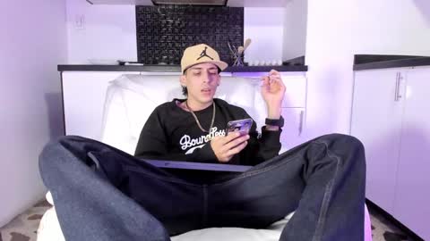 Snapshot of vincenthunter chatting on 01-22-25, 10:26 Vincent online show from 01-22-25, 10:26