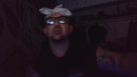 Snapshot of vineatspussnluvsit chatting on 10-17-25, 06:49 onlyhaveeyes4u online show from 10-17-25, 06:49