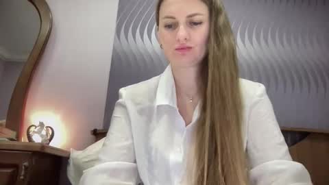 Snapshot of viola_1 chatting on 09-14-25, 06:40 Funny girl online show from 09-14-25, 06:40