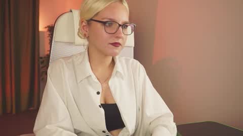 Snapshot of violamore chatting on 06-11-26, 02:53 violamore online show from 06-11-26, 02:53