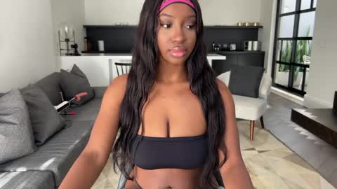 Snapshot of violet6xft chatting on 05-08-26, 01:49 Fantasy Black Girl online show from 05-08-26, 01:49