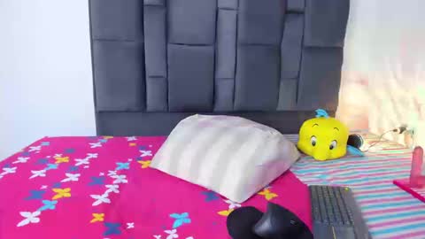 Snapshot of violet_taylor28 chatting on 09-19-25, 05:42 violett taylor online show from 09-19-25, 05:42