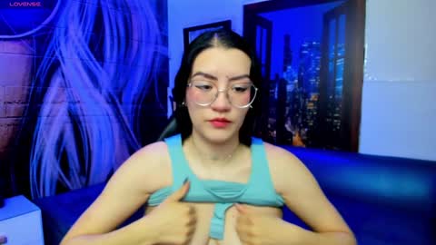 Snapshot of violeta_diazz chatting on 12-28-24, 09:19 online show from 12-28-24, 09:19