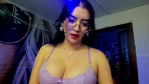 Snapshot of violeta_diazz chatting on 02-16-25, 12:30 online show from 02-16-25, 12:30