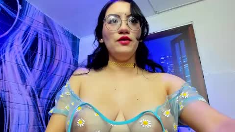 Snapshot of violeta_diazz chatting on 03-11-25, 11:15 online show from 03-11-25, 11:15