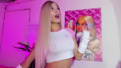 Snapshot of violeta_prince chatting on 10-18-25, 11:00 Violeta Princess Please help me with your thumbs up its important online show from 10-18-25, 11:00