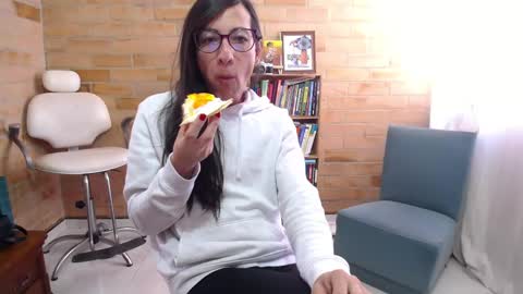 Snapshot of violetagomez_co chatting on 12-15-25, 02:54 Violeta Gmez online show from 12-15-25, 02:54