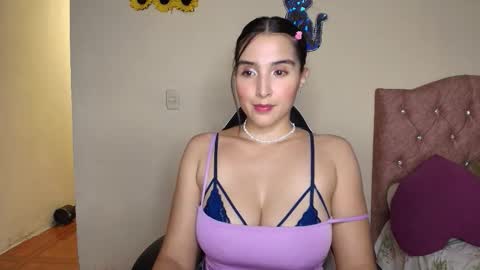 Snapshot of violetalee chatting on 01-07-26, 01:52 Jimena online show from 01-07-26, 01:52