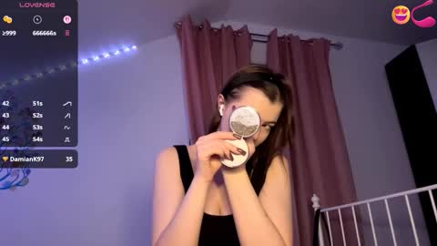 Snapshot of violetamelia chatting on 03-08-26, 05:39 Eva online show from 03-08-26, 05:39