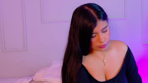 Snapshot of violetbloomm chatting on 05-18-26, 01:17 Violet online show from 05-18-26, 01:17