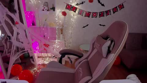 Violet online show from 10-23-25, 04:17