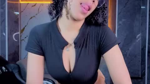 violeth_b online show from 04-22-26, 01:12