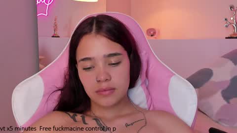 Snapshot of violeth_hill chatting on 01-15-25, 08:51 Violeth Hill online show from 01-15-25, 08:51