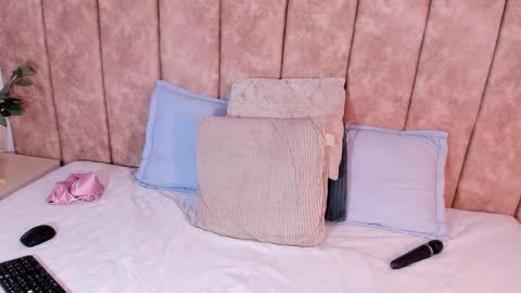 Snapshot of violethilton chatting on 03-06-25, 10:47 violeth online show from 03-06-25, 10:47