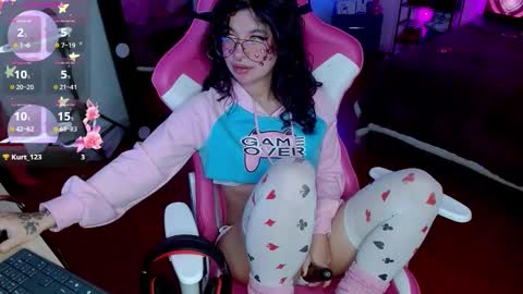 Snapshot of violetqs chatting on 10-17-25, 08:00 online show from 10-17-25, 08:00