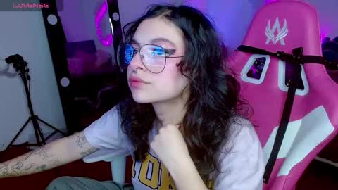 Snapshot of violetqs chatting on 10-19-25, 07:03 online show from 10-19-25, 07:03