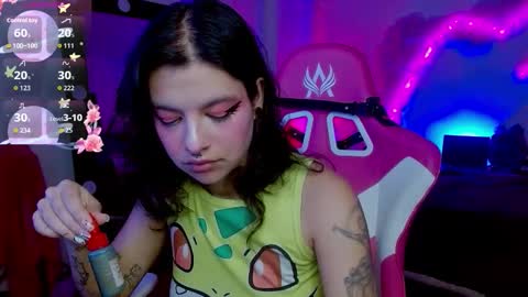 Snapshot of violetqs chatting on 10-28-25, 07:05 online show from 10-28-25, 07:05