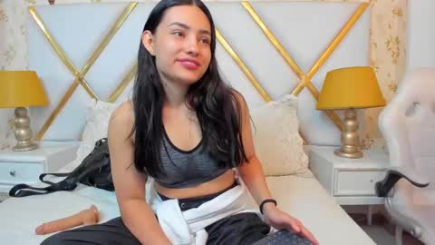 Snapshot of violetrousse chatting on 10-28-25, 02:31 Violet Rousse online show from 10-28-25, 02:31