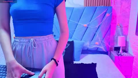 Snapshot of violett__golden chatting on 10-12-25, 08:52 ViolettGolden online show from 10-12-25, 08:52