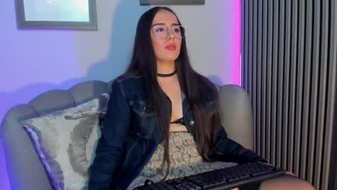 Snapshot of violett_gray chatting on 11-30-25, 10:03 VIOLETT online show from 11-30-25, 10:03