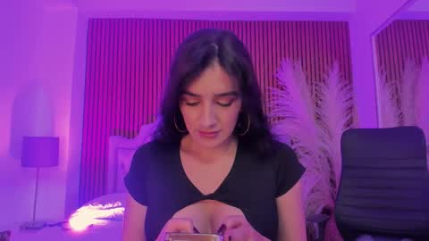 Snapshot of violett_hott_ chatting on 02-02-26, 12:37 violett_hott_ online show from 02-02-26, 12:37