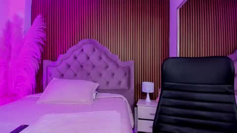 Snapshot of violett_hott_ chatting on 03-13-26, 12:56 violett_hott_ online show from 03-13-26, 12:56