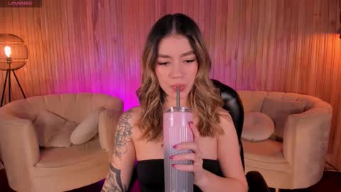 Snapshot of violetthansson chatting on 09-21-25, 05:03 Violett  online show from 09-21-25, 05:03
