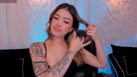 Snapshot of violetthansson chatting on 10-18-25, 11:44 Violett  online show from 10-18-25, 11:44
