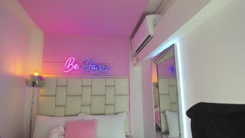 Snapshot of violettharous chatting on 02-18-25, 04:04 VioletthaRous online show from 02-18-25, 04:04